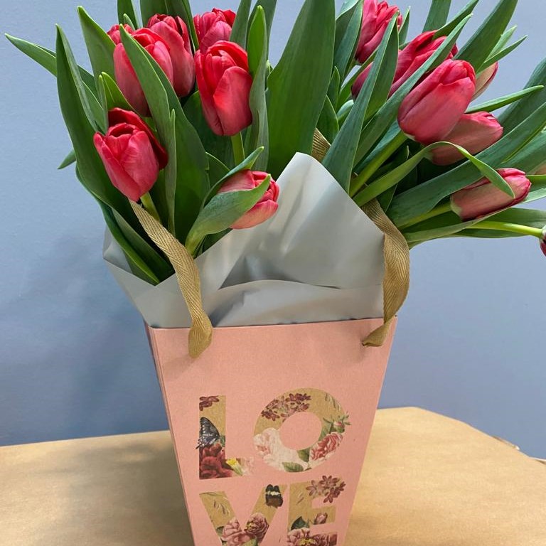 Ramo de tulipanes en bolsa decorada