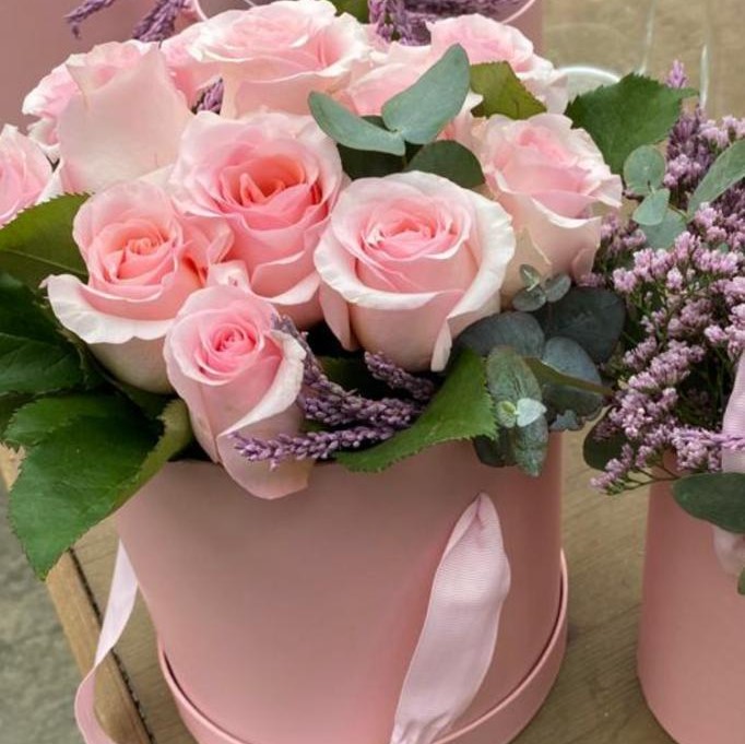 Caixa amb 12 roses rosades